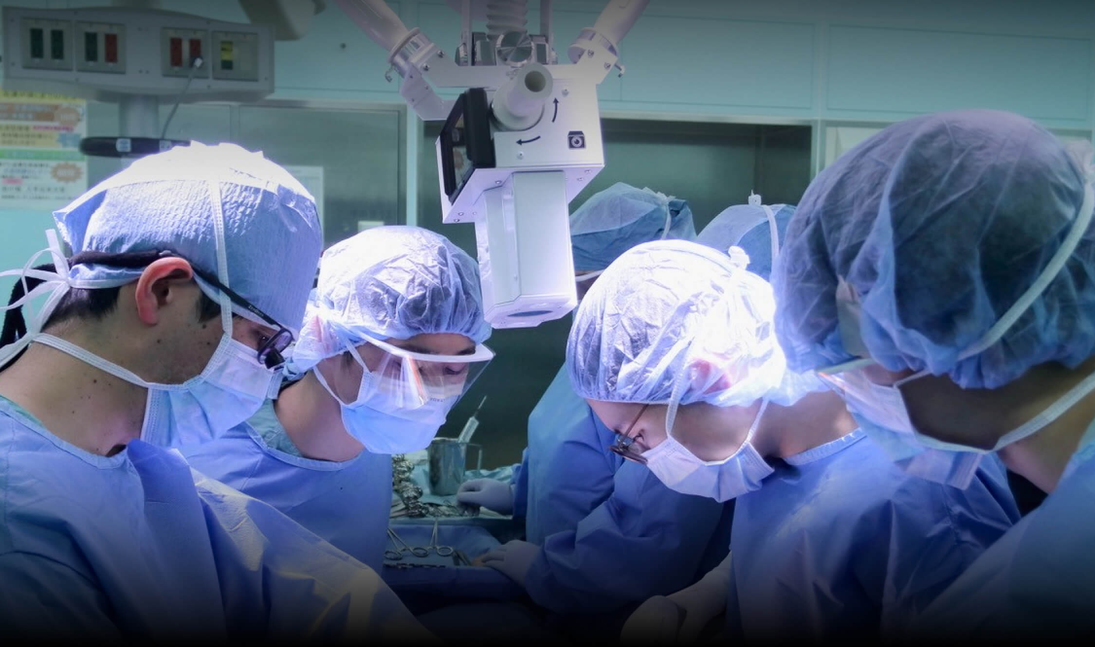 Simply by directing the spot lights to the surgical field, a clean surgeon can record a clear image unobstructed by heads