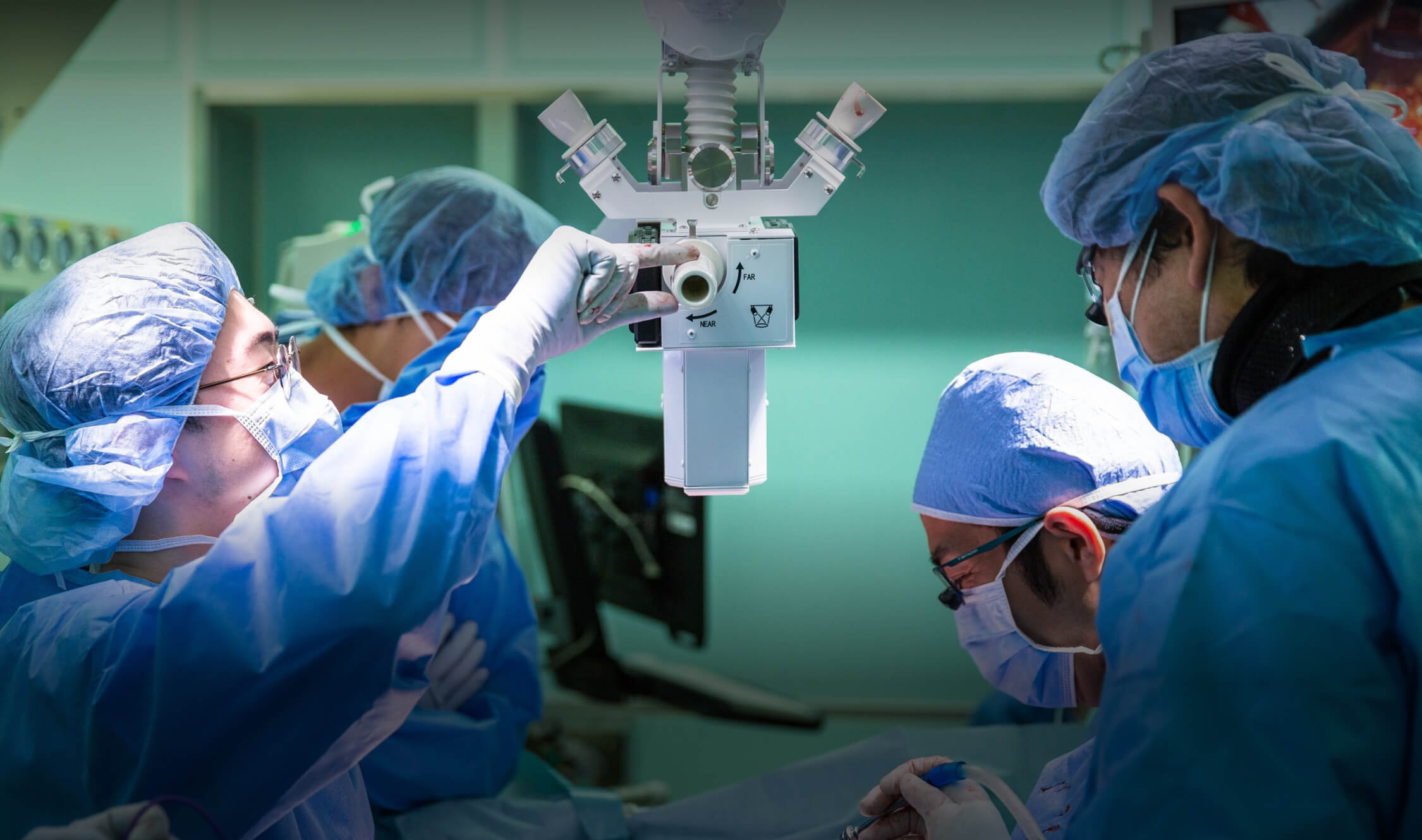 A clean surgeon can operate the handle and the camera buttons