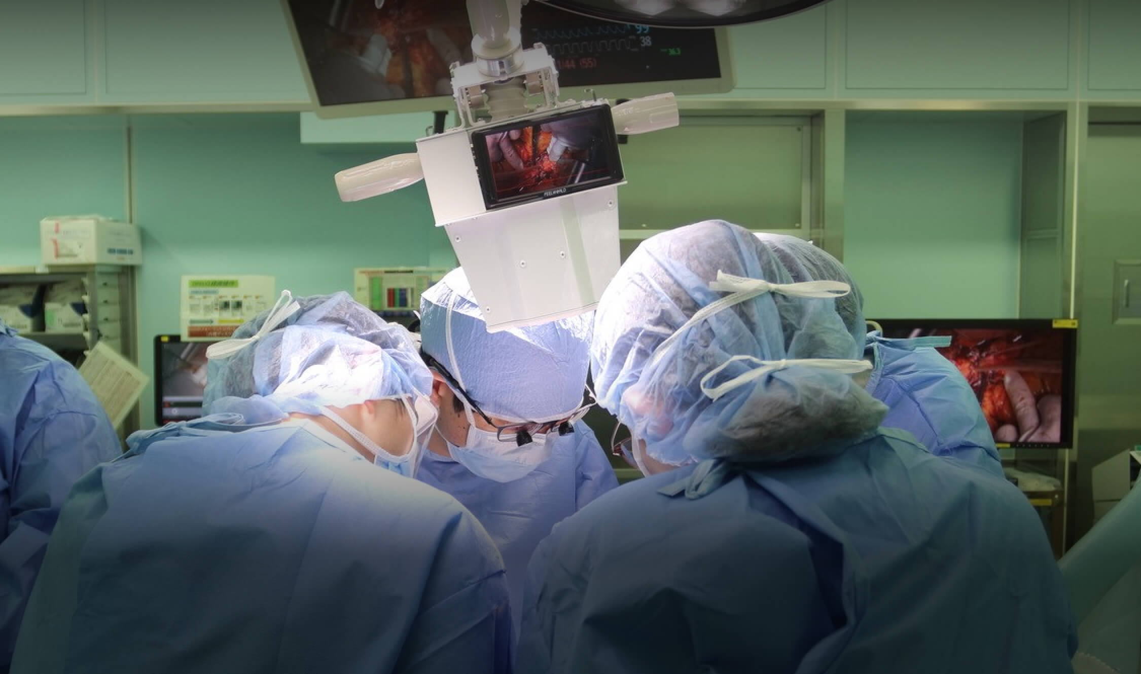 The camera head that does not get in the way even if placed at the same height as the surgeon's head