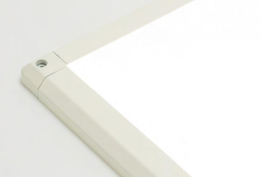 目に優しく、手元に影のでにくい面発光の照明